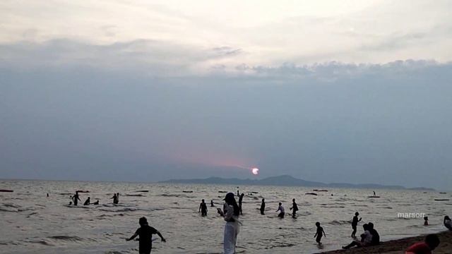 просто вечер выходного дня. берег, люди и закат. набережная смотреть онлайн