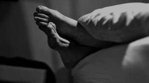 Почему так опасно спать ногами к двери?  Народные приметы
