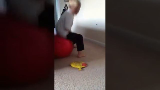 Hoppy Ball vs. Whoopee Cushion смотреть онлайн