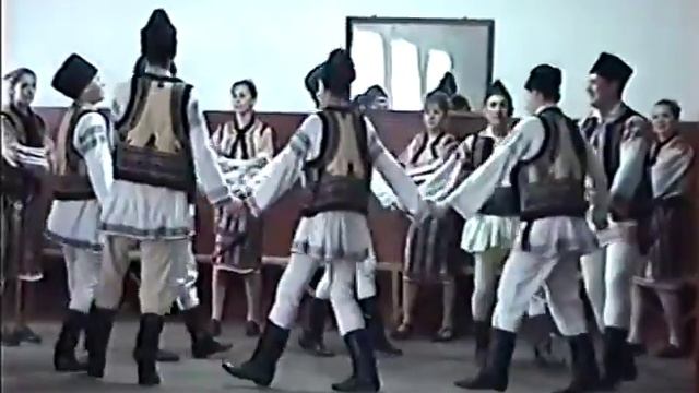 Gârcina dance group "Ciobanasul" - Batuta, men's dance, Taraneasca - 2003 смотреть онлайн