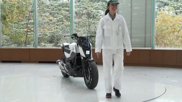 Honda apresenta moto que não cai e anda sem piloto смотреть онлайн