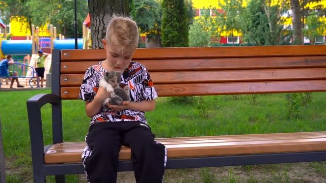 Нашли блохастого, голодного КОТЁНКА.We save the homeless hungry KITTEN. смотреть онлайн