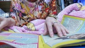 ASMR? листаю журнал,✂️ вырезаю картинки, рву на кусочки.??.mp4