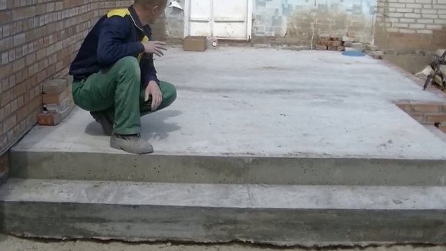 Бетонное крыльцо :1-ступень НЕСУЩИЙ ригель на бетонных столбах+2- ступень -площадка.Часть4. смотреть онлайн