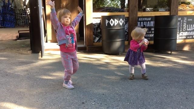 Дети танцуют детские танцы детки малыши крохи забавные видео с детьми kids dancing children dances смотреть онлайн