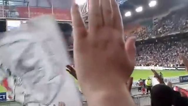 Standard Liege hooligans trowing pyro to a ajax child gate. смотреть онлайн