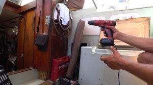Установил на шуруповёрт аккумулятор от машины