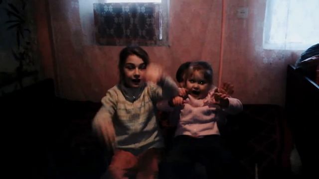 Вика,Юля,Аня-готовят сюрприз для мамы сюрприз.