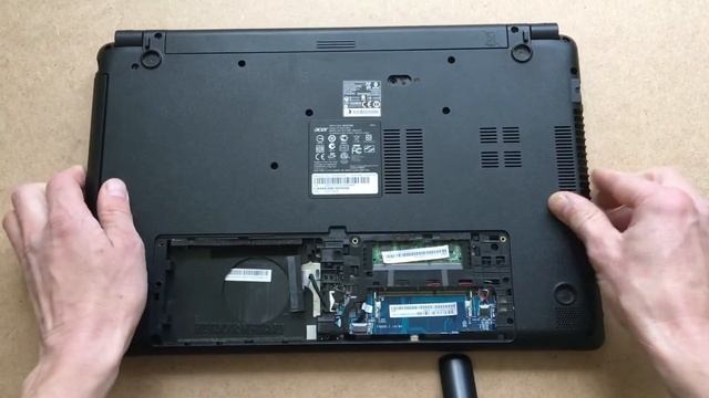 Как снять аккумулятор, батарею с ноутбука Acer E1-522 смотреть онлайн