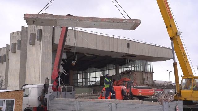 В Сургуте начали сносить старый ж/д вокзал смотреть онлайн