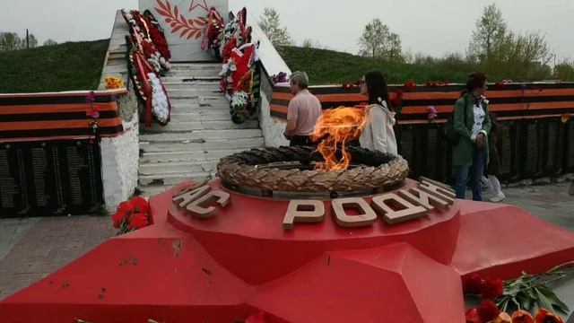 У памятника "Неизвестного солдата" в Каслях Елена Халдина смотреть онлайн