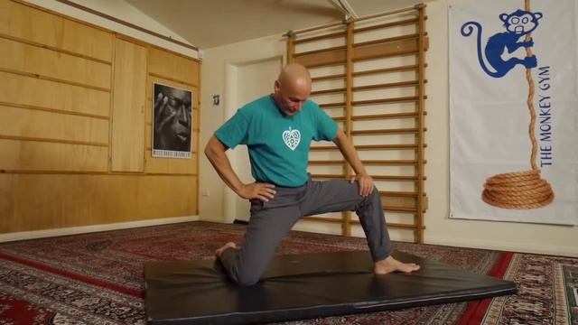 Boxing the compass: a powerful multi-angle hip mobility exercise | Stretch Therapy смотреть онлайн