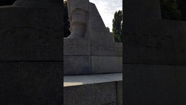 Памятник солдатам первой польской армии Варшавы смотреть онлайн