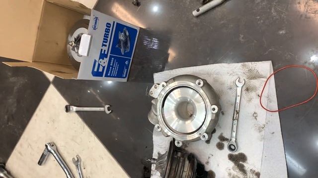 Как установить картридж малой турбины Range Rover 4,4 TDi смотреть онлайн