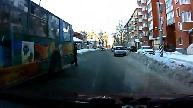 обходит троллейбус сзади смотреть онлайн