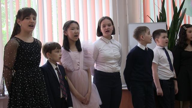 Песня про школу - Начальная школа. Пусть осень пройдёт золотая... на выпускном в 4 "В" классе смотреть онлайн