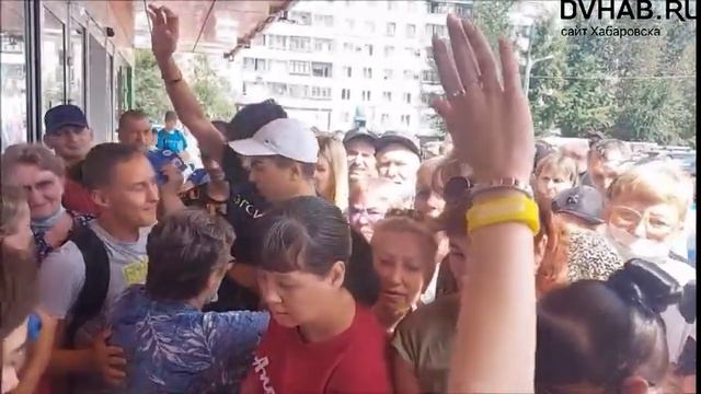 На раздаче карты «Тройка» комсомольчане устроили давку смотреть онлайн