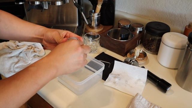 How to Clean Group Head | Breville Barista Express смотреть онлайн