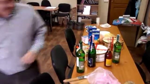 Как открыть бутылку вина без штопора? смотреть онлайн