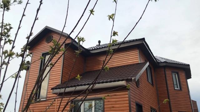 Отделка дома металлическим сайдингом под дерево. Монтаж металлического сайдинга под брус