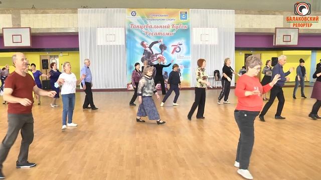 "Танцуют все!": чемпионы мира по бальным танцам провели мастер-класс в Балакове смотреть онлайн