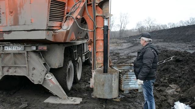 Завинчивание двухлопастной винтовой сваи ямобуром. смотреть онлайн