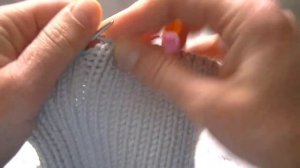 МОДНАЯ ШАПКА ЛУКОВКА С КРАСИВОЙ  МАКУШКОЙ  РЕЗИНКОЙ  1*1 СПИЦАМИ.