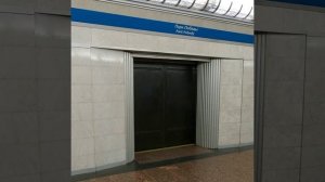 Принцип работы станции метро закрытого типа ("горизонтальный лифт"), Парк Победы, Санкт-Петербург