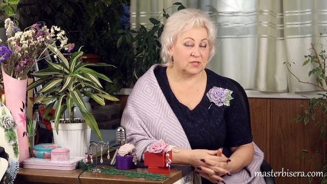Обзор курса "Розы из бисера" Как плести броши в виде роз из бисера. смотреть онлайн