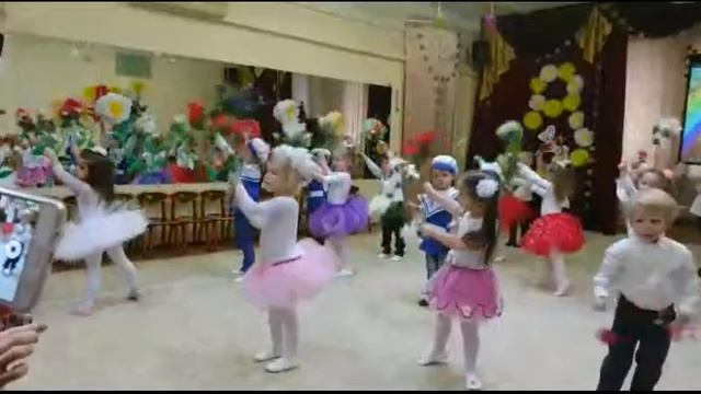 Самые маленькие детки с Аришей поздравляют с 8 марта/детский сад, самая младшая группа! смотреть онлайн
