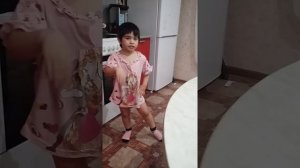 девочка рассказывает стих смешно