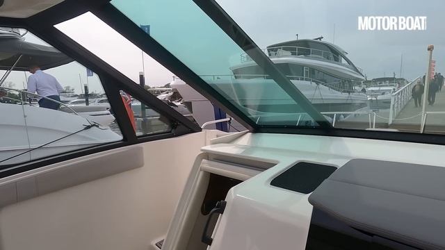 Versatile family sportsboat with a remarkably big interior | Sea Ray Sundancer 320 yacht tour | MBY смотреть онлайн