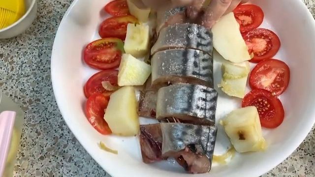 Готовим Скумбрию в духовке! Получается нежная| сочная рыбка! смотреть онлайн