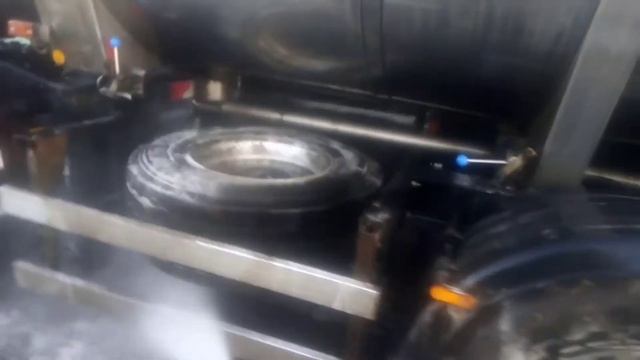 Слил молоко, заодно помыл бочку. смотреть онлайн