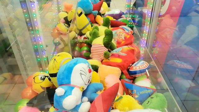 Вытащил синего кота Дораэмона в автомате-хватайке!!! смотреть онлайн