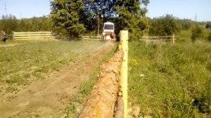 Т-25 пашет огород. Мал, да удал!!!