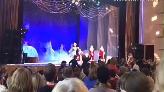 Дед мороз танцует под Panda E. Угаааар !!!!! Смотреть всем смотреть онлайн