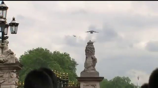 Royal flypast and First Public Appearance of Princess Charlotte - Trooping The Colour 2016. смотреть онлайн