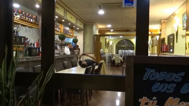 Уставший официант. Валенсия. Испания.