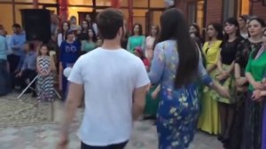 Красивая ФИГУРИСТАЯ ЧЕЧЕНКА ТАНЦУЕТ ЛЕЗГИНКУ