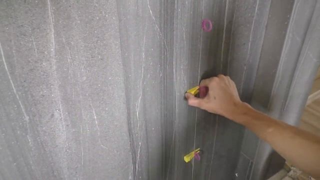 Кривую ПЛИТКУ клеим идеально ровно!!! подробный мастер класс по выгибанию и точной разметки плитки! смотреть онлайн