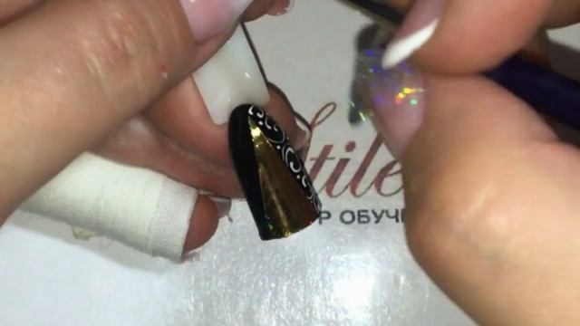 Новогодний дизайн ногтей с применением голографической отрывной фольги и вензелями смотреть онлайн