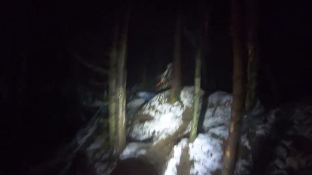 Ночная эндуро тренировка в заснеженном лесу с фарами