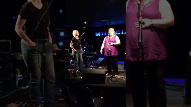 Angela Garry soundchecking with Julia Fordham and Grant Mitchell in Leicester, 29 June 2013 смотреть онлайн