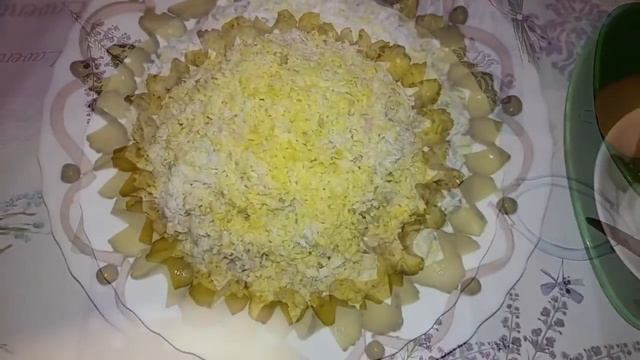 Салат "Оливье" на Новый год ,Рождество и не только... Украшение праздничного блюда. смотреть онлайн