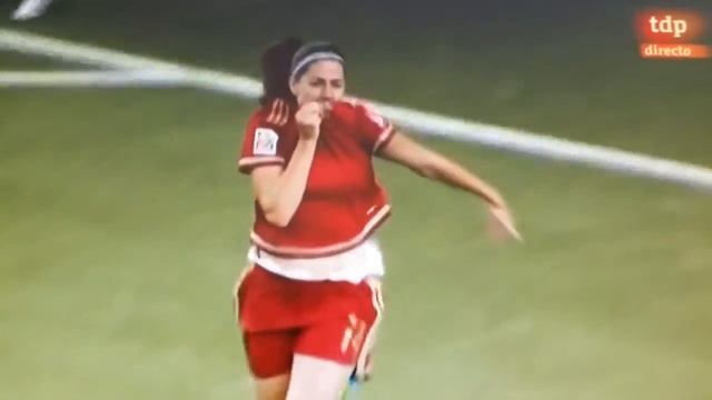 Vicky Losada hace historia con su golazo y lo celebra besándose el escudo de España смотреть онлайн