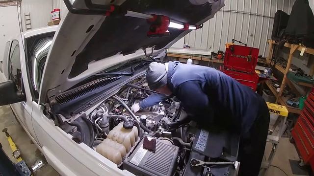 2004 Chevrolet Silverado 2500 HD 6.0 LQ4 Knock Sensor Replacement смотреть онлайн