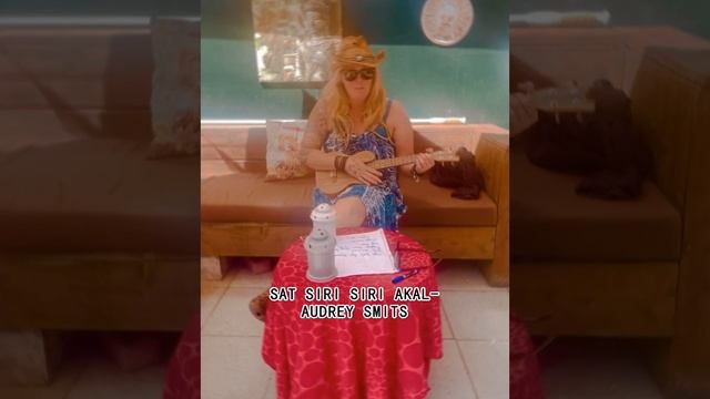 Audrey Smits/ Sat Siri Siri Akal @ Ukelele Mantra - tutorial #2 Ukulele смотреть онлайн