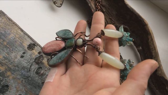 Демонстрация колье с кулоном в виде мухи . смотреть онлайн