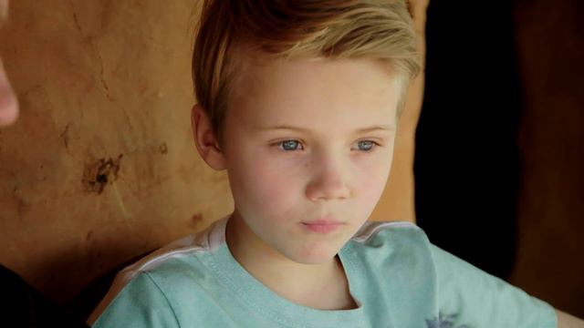 Mikael Persbrandt och sonen Igor träffar Rajesh, 12 år, i Nepal смотреть онлайн